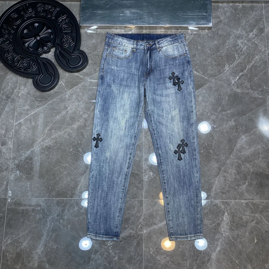 P256 Chrome Hearts🌸Jeans are here🌸 Classic version series, versatile style, exclusive custom-woven and dyed 100% pure cotton high-weight denim fabric, high-tech washing! After the pants are finished, do heavy enzyme stone washing and rinsing! ✨Heavy leather embroidery➕denim cat whiskers✨Original hardware mold opening! Carrying various craft elements, this season’s most classic denim trousers! Suitable for all kinds of outfits and can be worn in all seasons. Recommended color: dyed denim blue. Code numbers: S, M, L, XL